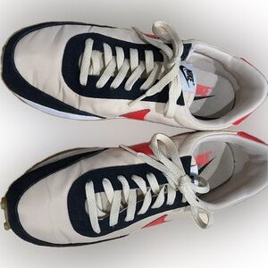 Nike Daybreak sneakers women’s size 10. Siren Red